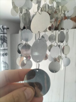 Lámpara colgante de metal y plástico