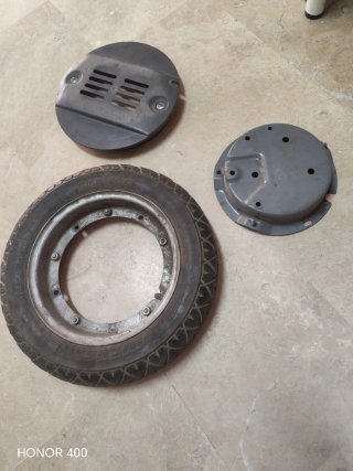 Rueda Vespa con soporte y tapa.
