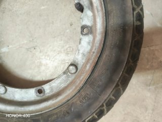 Rueda Vespa con soporte y tapa.