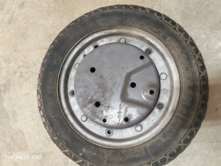 Rueda Vespa con soporte y tapa.