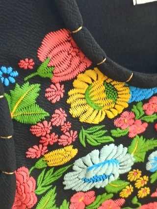 Sfera Vestido negro bordado floral