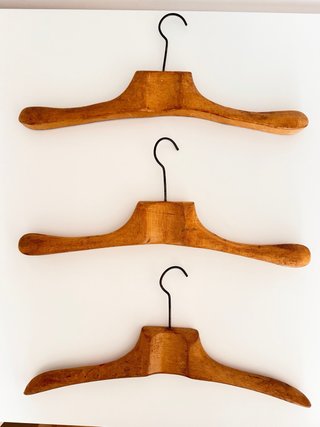 Perchas madera gruesa guardarropa