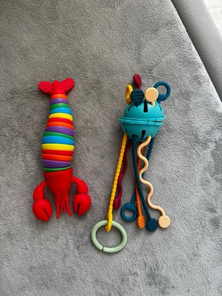 Juguetes para bebé: langosta y sonajero