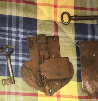 Serrature antiche + chiavi antiche per mobili