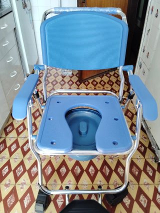 Cadeira Mobiclinic Sanitária c/ Rodas