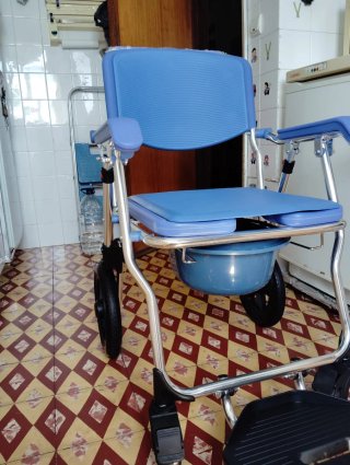 Cadeira Mobiclinic Sanitária c/ Rodas