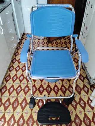 Cadeira Mobiclinic Sanitária c/ Rodas