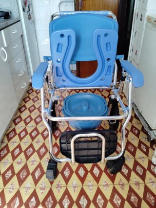 Cadeira Mobiclinic Sanitária c/ Rodas