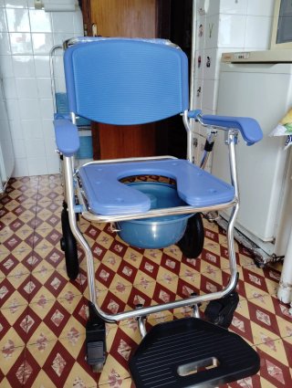 Cadeira Mobiclinic Sanitária c/ Rodas