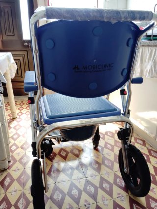 Cadeira Mobiclinic Sanitária c/ Rodas