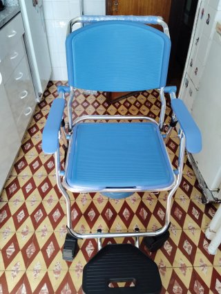 Cadeira Mobiclinic Sanitária c/ Rodas