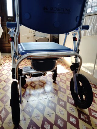 Cadeira Mobiclinic Sanitária c/ Rodas