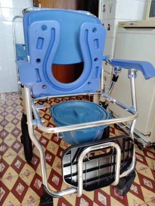 Cadeira Mobiclinic Sanitária c/ Rodas