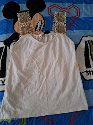 Camiseta con tirantes adornados