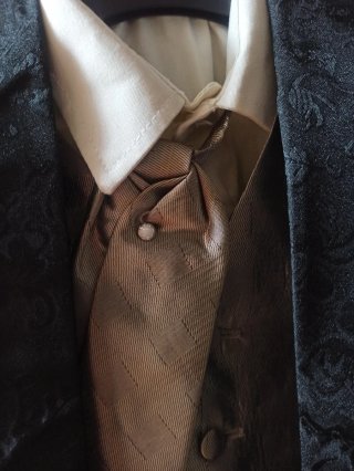 Traje de niño smoking negro y dorado