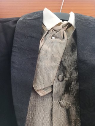 Traje de niño smoking negro y dorado