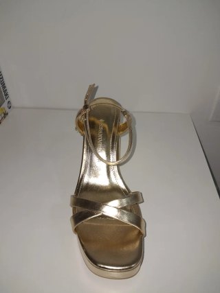 Sandalias Stradivarius doradas tacón plataforma