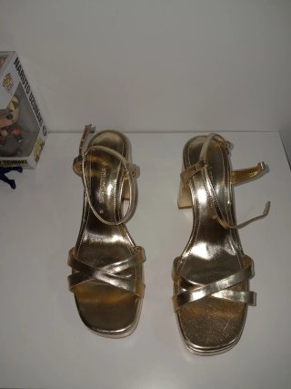 Sandalias Stradivarius doradas tacón plataforma