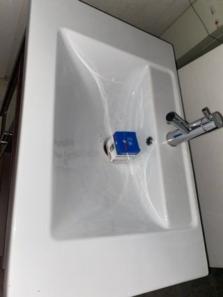 Mueble de baño con lavabo, grifo y desague automat