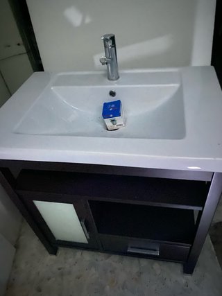 Mueble de baño con lavabo, grifo y desague automat