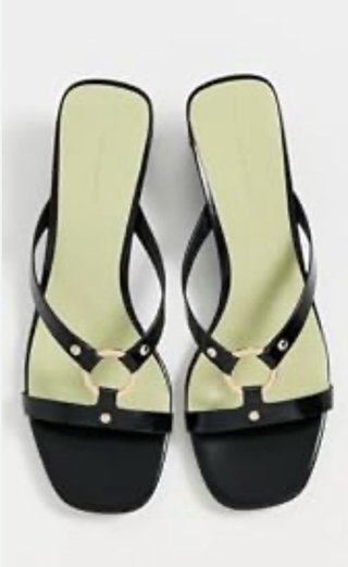 Sandalias negras con aro dorado