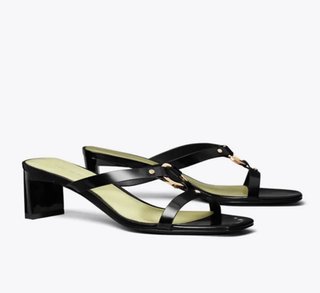 Sandalias negras con aro dorado