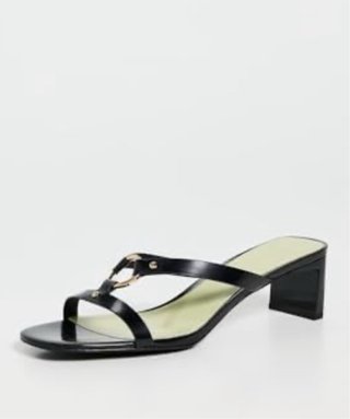 Sandalias negras con aro dorado