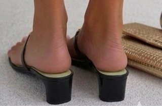 Sandalias negras con aro dorado