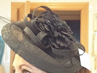 Tocado negro con flor y plumas. NUEVO