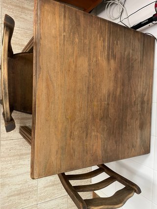 Mesa y sillas de madera básicas.