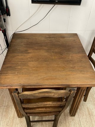Mesa y sillas de madera básicas.