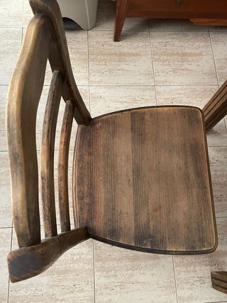 Mesa y sillas de madera básicas.