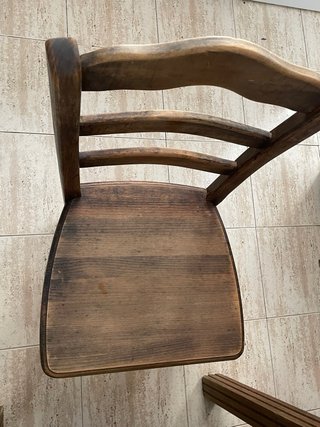 Mesa y sillas de madera básicas.