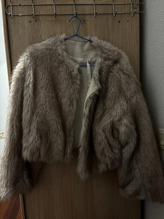 Chaqueta pelo beige corta
