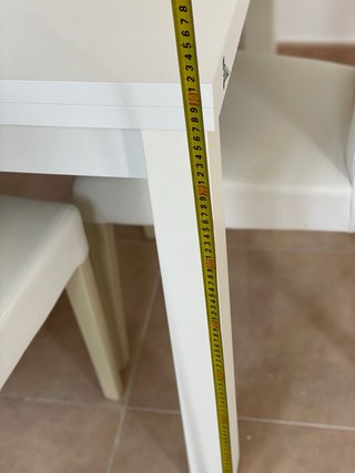 Sillas de diseño y meda extensible blancas madera