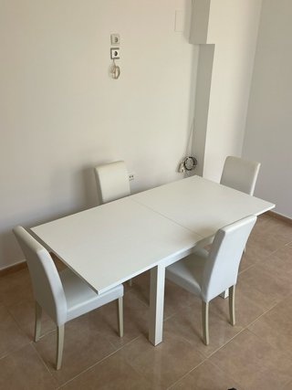 Sillas de diseño y meda extensible blancas madera