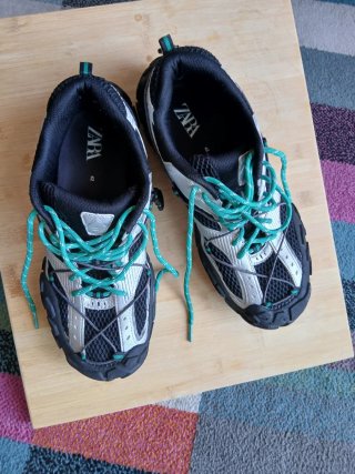 Zapatillas deportivas Zara negras y plateadas