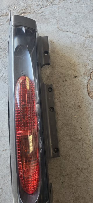 PILOTO TRASERO IZQUIERDO RENAULT TRAFIC 2005