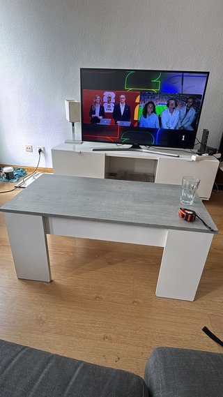 Mesa de salón gris y blanca