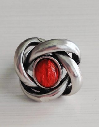 Anillo plateado con piedra roja
