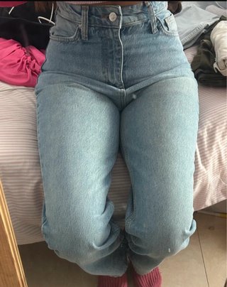 Pantalones vaqueros azul claro y top rosa