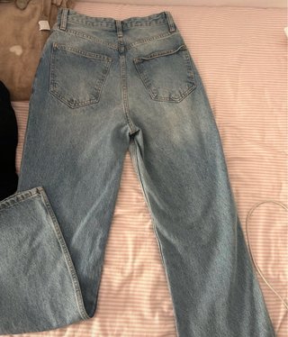 Pantalones vaqueros azul claro y top rosa