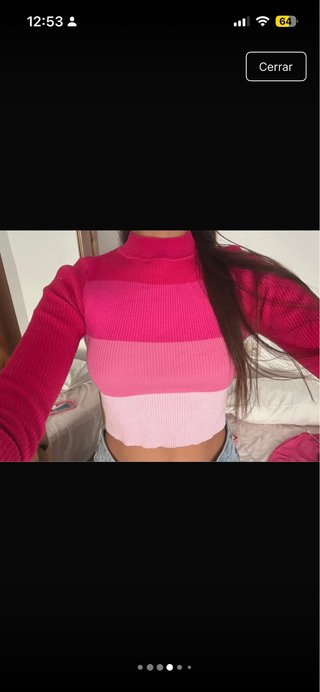 Pantalones vaqueros azul claro y top rosa