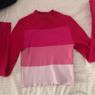Pantalones vaqueros azul claro y top rosa
