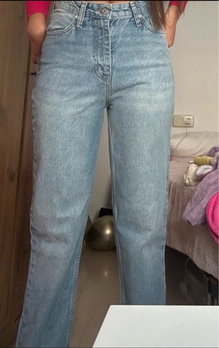 Pantalones vaqueros azul claro y top rosa