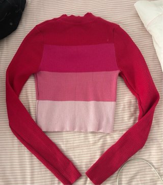 Pantalones vaqueros azul claro y top rosa