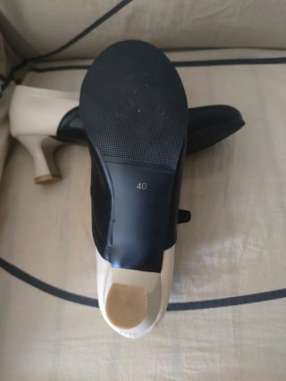 Zapatos de tacón beige y negro