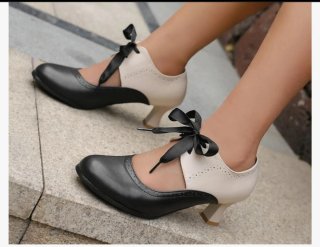 Zapatos de tacón beige y negro