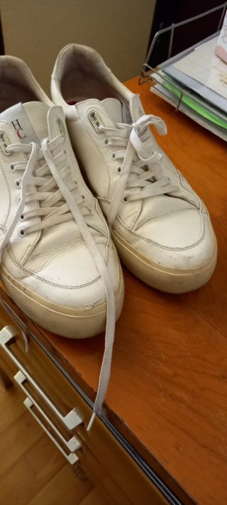 Zapatillas casuales beige y blancas