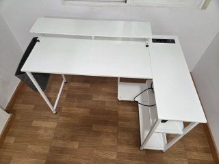 Escritorio blanco con estanterías